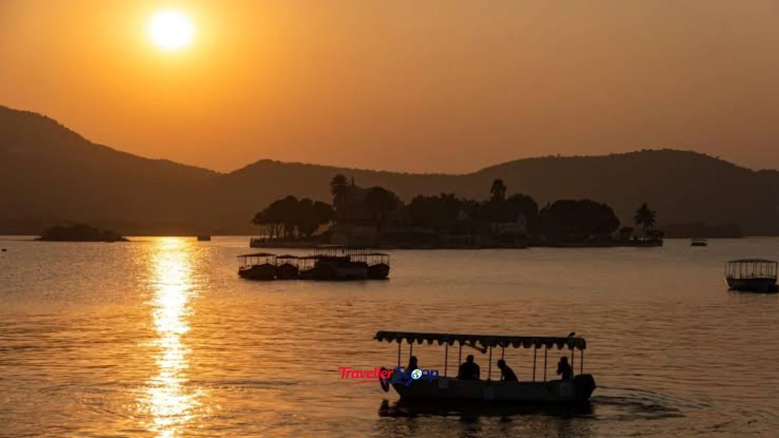 : Golden sunrise over Lake Pichola and the City Palace in Udaipur, one of the best places to visit in November
